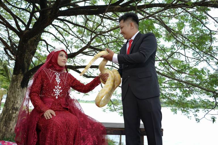 Ketika Buket Bunga ‘Berubah’ Jadi Ular Saat Foto Prewedding Pasangan